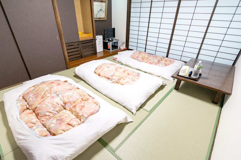 Futon bedding for 3 people